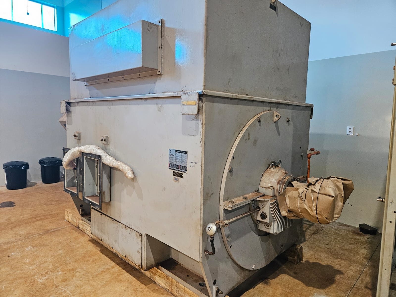 Gerador síncrono industrial em galpão de manutenção